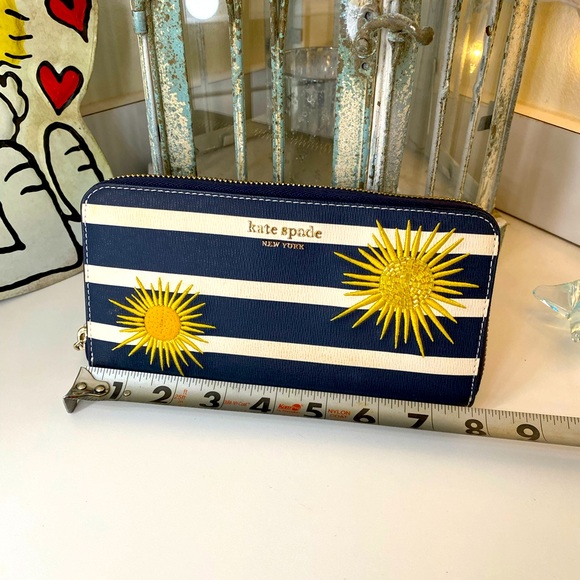Kate Spade Sunkiss Striped Zip Around Wallet EUC - Picture 1 of 7